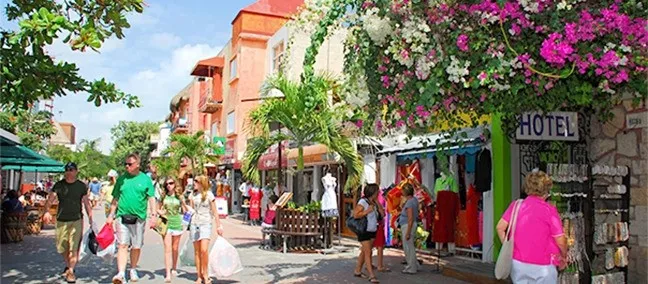 Walk on the 5th avenue of Playa del Carmen