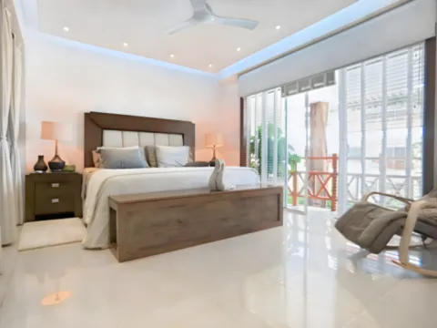 Une suite king élégante et lumineuse avec accès direct au balcon pour un séjour tout confort Suite king spacieuse et lumineuse avec balcon dans l’appartement QUADRA à Playa del Carmen